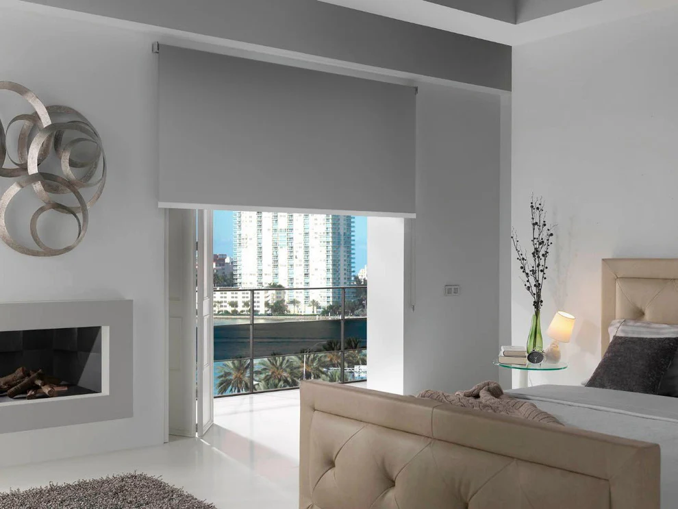 Cortina roller blackout instalada en Chillán